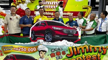 Wilfred (tiga kiri) bersama Lai, Matthew, Harold dan Junaidi serta yang lain merakamkan kenangan dengan hadiah utama Peraduan Jimmy 6 yang dimenangi Sahul di Emart Batu Kawa, hari ini.