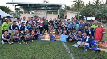 Julaihi merakam gambar kenang-kenangan bersama barisan kedua-dua pemain yang berjaya ke peringkat akhir pada kejohanan itu, semalam.