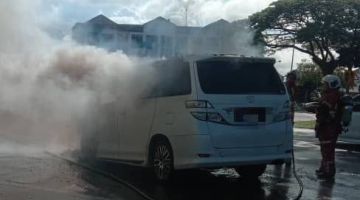 Keadaan MPV terbabit yang terbakar dalam kejadian di Jalan Batu 3, Kuching hari ini. - Gambar JBPM