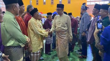 Abdul Karim bersalaman dengan pengunjung yang memeriahkan Majlis Ramah -Tamah Aidilfitri di Kompleks Sukan Asajaya, hari ini. - Gambar UKAS