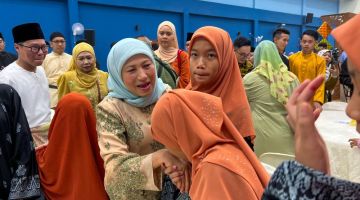 Nancy menyantuni tetamu pada Majlis Ramah Mesra Aidilfitri Menteri Pembangunan Wanita, Keluarga dan Masyarakat bersama Kumpulan Sasar di Wisma SABATI, Kuching hari ini.