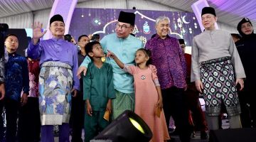 MESRA: Anwar (tengah), Hajiji (kiri) serta pemimpin yang lain ketika di sambutan Aidilfitri Madani Peringkat Kebangsaan 2024, semalam.