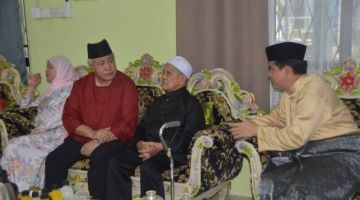 Awang Tengah dan isteri meluangkan masa melawat dan beramah mesra dengan Pengiran Jawa (tiga kiri) disaksikan Awangku Jinal (kanan) di Trusan, Lawas.