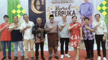 Tey (Empat kiri) dan JKKK Kampung Cina bergambar pada Rumah Terbuka Aidilfitri Hasbi (lima kiri).