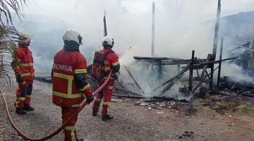 Anggota bomba berusaha mengawal dan memadamkan api yang memusanhkan sebuah rumah di Kampung Pasir, Lutong pada Sabtu.