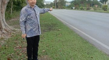 Chiew menunjukkan Jalan Lapangan Terbang yang didakwa kerap berlaku kemalangan dan memerlukan kajian keselamatan.