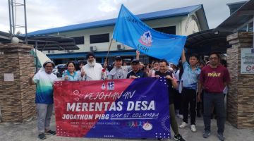 Karambir (tiga kiri) bersama Ha (dua kiri) dan  Simon (empat kiri) disertai oleh guru-guru untuk melepaskan peserta larian. 