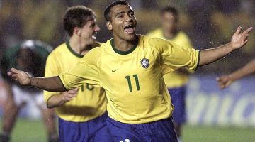 Gambar fail bertarikh 3 September 2000 menunjukkan pemain Brazil, Romario (depan) meraikan gol ketiga pada perlawanan kelayakan Piala Dunia 2002 menentang Bolivia di Stadium Maracana di Rio de Janeiro, Brazil. — Gambar AFP