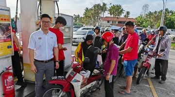 Ling (kiri) meninjau program jualan petrol bersubsidi di Stesen Shell Jalan Tun Abang Haji Openg, hari ini.