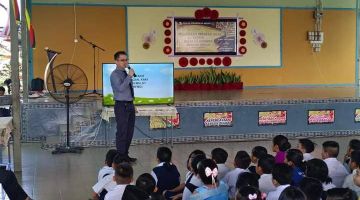 Dr Wong berkongsi maklumat tentang penyakit HFMD bersama murid SK Melugu.