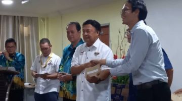 Mawan menyampaikan cek kepada salah sebuah organisasi Majlis Penyerahan Geran/Cek Projek Kecil Luar Bandar (MRP) DUN Pakan baru-baru ini.