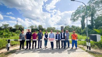 MDS menutup laluan masuk ke lokasi yang kerap dijadikan tempat pembuangan sampah secara haram menggunakan penghadang besi di tapak feri lama Sarikei.