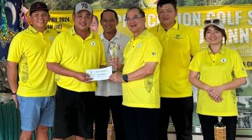 Pang (tiga kanan) menyampaikan hadiah kepada Ahmad Dimitri yang muncul johan Nett Section Kejohanan Golf Penghargaan Khas.