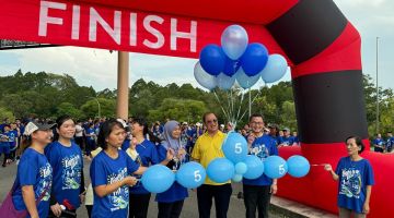 Pang (dua kanan) menyempurnakan perasmian acara Light It Up Blue! Walkathon 2024 semalam.