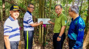 KERJASAMA: Khir Junaidi (dua kiri) dan Musa (dua kanan) menandatangani Papan Tanda Nama Trail Samudera dalam program berkenaan.