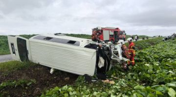 Keadaan van dinaiki mangsa yang terbalik di tepi jalan dalam kemalangan di Jalan Bintulu-Samalaju awal pagi tadi.