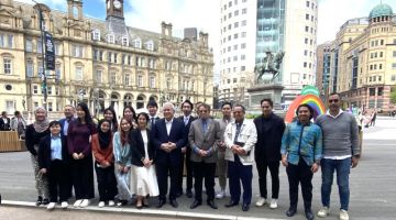 Abang Johari (baris mua lima kanan) begambar kenang enggau  nembiak Sarawak ti belajar di universiti di Leeds, United Kingdom. Sama bisi iya nya Awang Tengah (baris mua enam kanan), Mohamad Abu Bakar (baris mua empat kanan) enggau Fazzrudin (kanan).-Gambar Opis Premier Sarawak