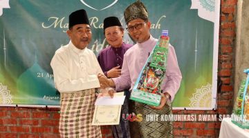 Awla menyampaikan hadiah kepada pemenang pertandingan rumah ceria sempena Hari Raya Aidilfitri pada Majlis Ramah-Tamah Aidilfitri Kampung Sungai Putin di Sadong Jaya. Gambar UKAS
