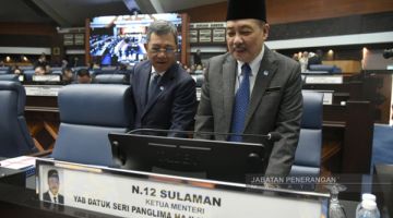 SIDANG DUN: Hajiji (kanan) bersama Timbalan Ketua Menteri Datuk Seri Panglima Dr Joachim Gunsalam (kiri) sebelum sidang DUN bermula.