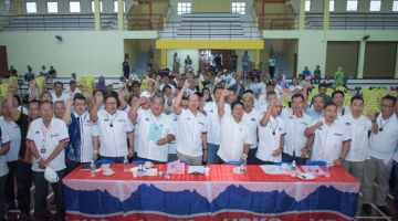 BERSEMANGAT: Ewon bersama para pemimpin UPKO ketika dalam majlis berkenaan.