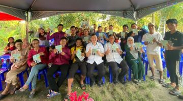 Chiew dan beberapa ahli jawatankuasa Pusat Khidmat Parlimen Miri bersama beberapa penduduk dari kawasan penempatan di Kuala Baram yang mendaftar untuk menyertai program My Lesen B2 baru-baru ini.