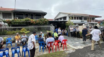 Saudara mara dan kenalan sudah berkumpul di hadapan kediaman Dr Annuar untuk urusan pengembumian.