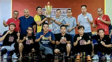 Chambai (berdiri, empat kanan) menyampaikan Piala SDNU Sibu 2024 kepada pasukan Green Hotel.