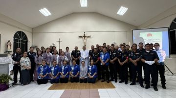 Warga IPD Lubok Antu yang menghadiri upacara sembahyang khas di Gereja Katolik St Michael Kaong Ulu, Lubok Antu merakam gambar bersama.