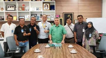 Mohd Adam (empat kiri) mengetuai rombongan JKKK Kampung Ensebang Kuari  mengadakan kunjungan ke atas Snowdan (empat kanan) di pejabatnya di Kuching hari ini.