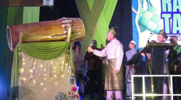 Rentap memukul beduk tanda merasmikan program Ramah-Tamah Aidilfitri Kampung Melayu Betong 2024 di Dewan Sukan Tan Sri Datuk Amar Stephen Kalong Ningkan Betong, Ahad lalu.