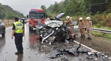 KEMALANGAN: Kenderaan mangsa yang remuk akibat kemalangan.