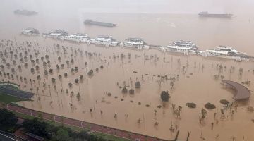 Gambar yang dirakam dari udara menunjukkan sebatang jalan ditenggelami air selepas hujan lebat di Kota Qingyuan, wilayah selatan Guangdong, semalam. - Gambar AFP