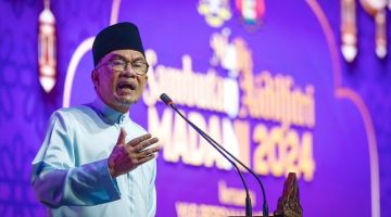 Anwar berucap pada Majlis Sambutan Aidilfitri MADANI 2024 Peringkat Negeri Melaka di Pusat Dagangan Antarabangsa Melaka (MITC) Ayer Keroh malam tadi.-Gambar BERNAMA