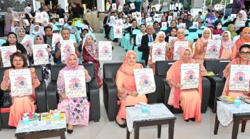 FESTIVAL: Juliah bergambar bersama pada Festival Sastera Kanak-Kanak dan Program Jom Baca 2024 di Perpustakaan Negeri Sabah (PNS) Cawangan Tanjung Aru, di sini.