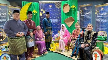 Fatimah begambar kenang enggau Datuk Azman Mohd Yusof sereta temuaivdipebasa maya bejadi Kembara Perpaduan Program Rumah Terbuka Aidilfitri enggau Food Unites Sarawak 2024 Beserimbai Enggau Sambutan Minggu Perpaduan di Kuching.