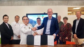 Semilan (tiga kiri) mewakili JHS bertukar-tukar dokumen LoU dengan Dr Gerard Robijn (empat kanan) yang mewakili Van Hall Larenstein University of Applied Sciences.