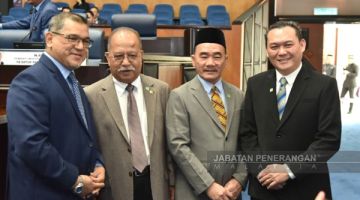 SIDANG DUN: Nizam (kiri) bersama Pembantu Menteri kepada Ketua Menteri Datuk Abidin Madingkir (dua kiri) dan Datuk Ruslan Muharam (dua kanan) serta Pembantu Menteri Kewangan Tan Lee Fatt (kanan).