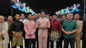 Sufian (lapan kiri) bersama para peniaga NSML pada Majlis Ramah-Tamah Aidilfitri baru-baru ini.