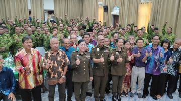 (Depan dari empat kiri) Lusia dan Abang Zulfikar bersama warga RELA Limbang pada majlis tersebut hari ini.