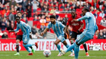 Wright (kanan) menjaringkan gol pada perlawanan separuh akhir Piala FA di antara Coventry City dan Manchester United di Stadium Wembley di London, kelmarin.  — Gambar AFP