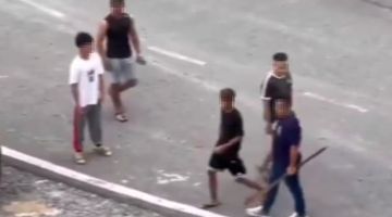 Tangkap layar video menunjukkan seorang lelaki membawa senjata tajam jenis 'kwang tao' di Jalan Wong King Huo, Sibu pada Isnin. 