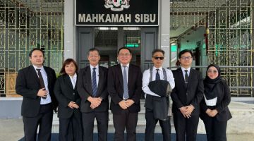(Dari kiri) Lau, Jessie, Jacob, Ting, Chua serta yang lain di luar Mahkamah Sibu selepas prosiding kes pada Isnin.