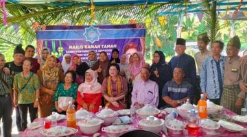 Doris (duduk tiga kanan), Andar (duduk kanan) begulai enggau kaban USK Nanga Klassen maya Majlis Ramah-Tamah Aidilfitri diatur USK bedau lama ti udah.