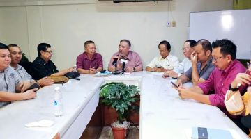 SIDANG MEDIA: Mohd. Nazri (tengah) semasa sesi sidang media selepas mempengerusikan Mesyuarat Ahli Jemaah Pengarah PPN Sabah di bilik mesyuarat PPNS di sini.