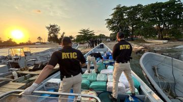 Gambar serahan Agensi Penyiasatan Teknikal Jenayah (ATIC) Honduras menunjukkan pegawainya memeriksa bot laju yang dipenuhi dengan kokain di pantai di wilayah Gracias a Dios di Laut Carribbean. — Gambar AFP