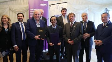 Abang Johari bersama Awang Tengah serta rombongan lain merakam kenangan ketika menghadiri  majlis pemeteraian Memorandum Persefahaman (MoU) antara SMD Semiconductor Sdn Bhd dari Sarawak dengan Compound Semiconductor Applications Catapult (CSA Catapult) UK di bangunan Parlimen di London, pada Selasa.