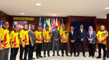 Mohamad Razi bersama delegasi SUKMA dan Para SUKMA Sarawak 2024 bergambar kenangan semasa melakukan kunjungan hormat di Kuantan, Pahang. Gambar: Kementerian Belia, Sukan dan Pembangunan Usahawan Sarawak (MYSED)