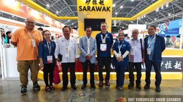 Dr Rundi bergambar kenangan semasa melawat reruai pameran pada acara Sarawak Pavilion di Food and Hotel Asia (FHA) – Food & Beverage (F&B) 2024 di Singapura hari ini. -Gambar UKAS