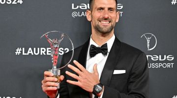 Djokovic bergambar bersama trofi Anugerah Ahli Sukan Terbaik Dunia Lelaki pada majlis Anugerah Laureus  ke-25 di Madrid, kelmarin. — Gambar  AFP