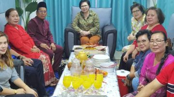 Doris (duduk tengah) ketika berkunjung ke rumah terbuka Idris (duduk tiga kiri) di Kampung Melayu Balai Ringin baru-baru ini.